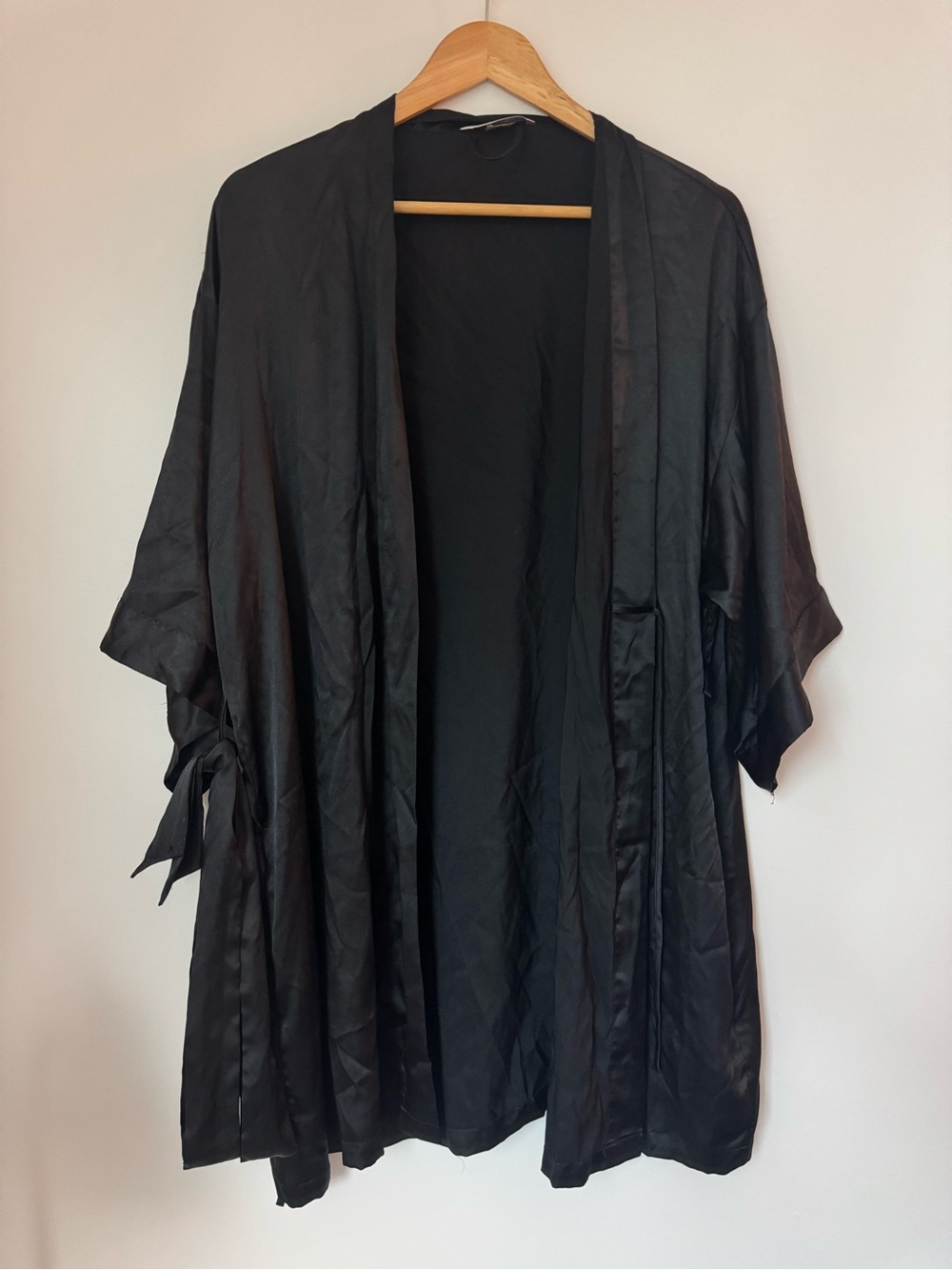 Victoria's Secret Black Satin Kimono Robe Sleepwear Size M/L